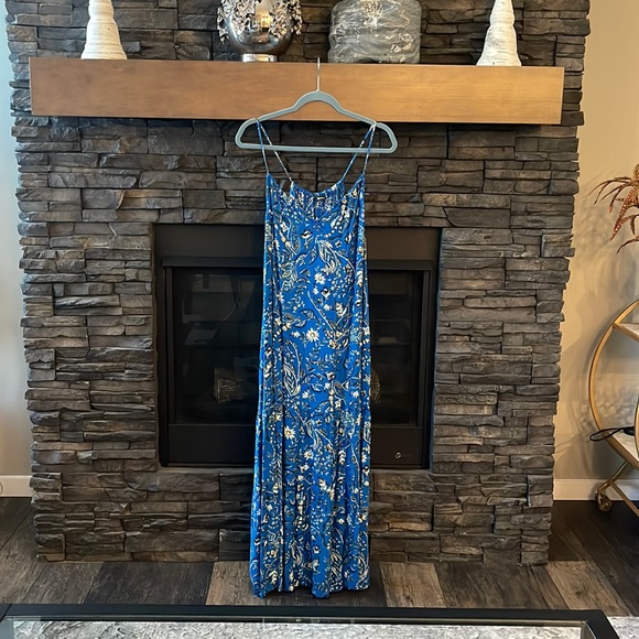 Reitmans Dresses & Skirts - Beautiful flowey maxi‎